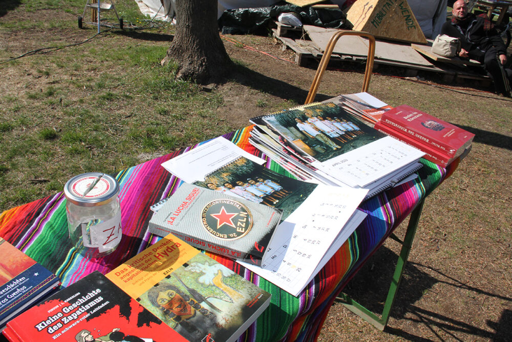 Büchertisch über den Kampf der Zapatistas in Mexiko
