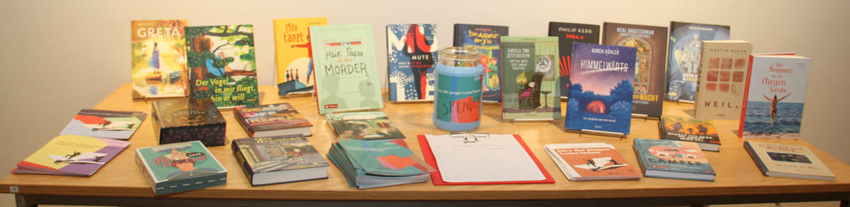 Tisch mit den Büchern der Leselisten der Jüngeren und der Älteren der Jury der jungen Leser*innen