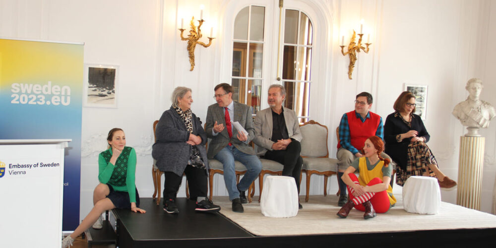 Die kleine Bühne füllt sich mit Darsteller:innen, Moderator und stv. schwedischer Botschafterin