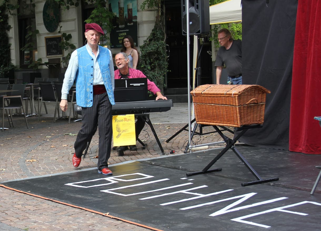 "Please Peace"-Initiator Gernot Kranner betritt die Bühne, am Keyboard: Frizz Fischer