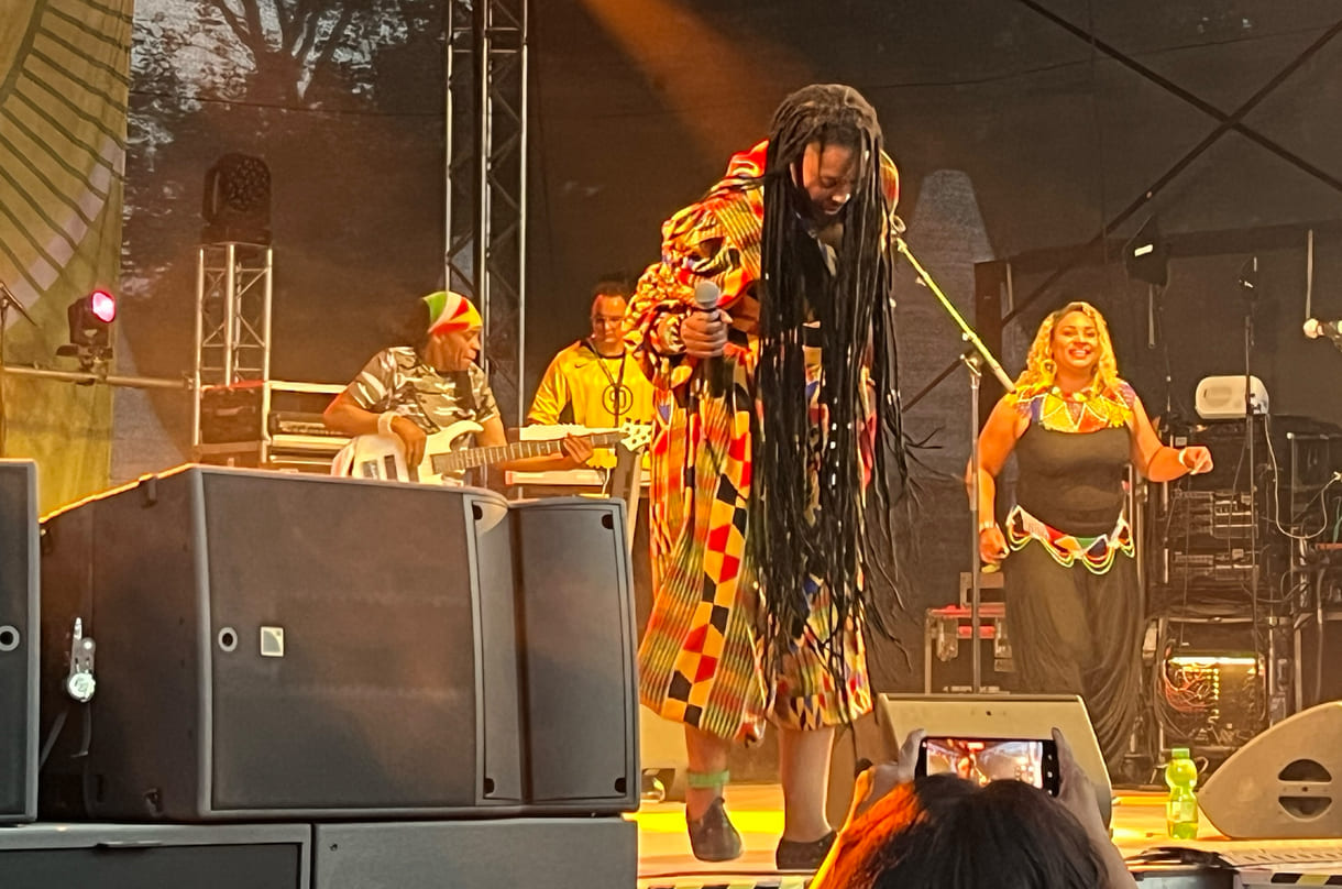 Umjubelter Auftritt von Nkulee Dube und Band