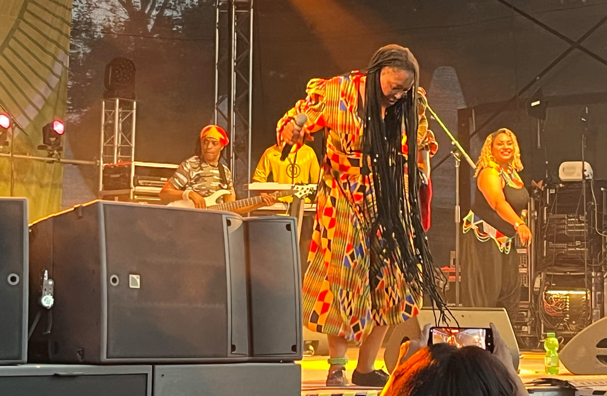 Umjubelter Auftritt von Nkulee Dube und Band