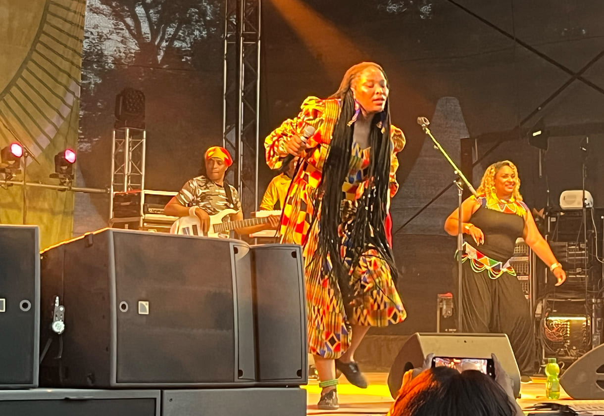 Umjubelter Auftritt von Nkulee Dube und Band