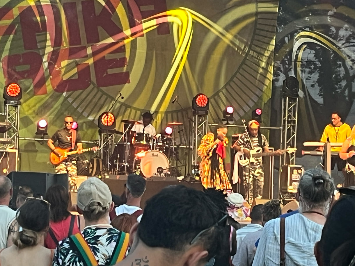 Umjubelter Auftritt von Nkulee Dube und Band