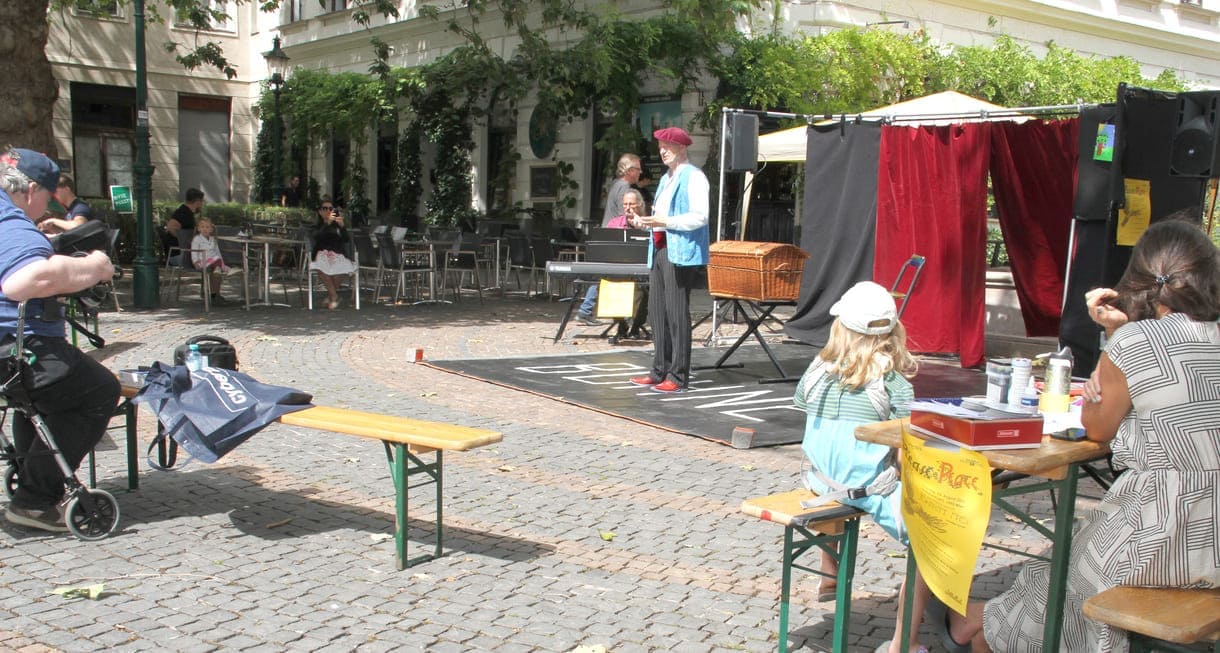 Bühnentheater und im Vordergrund Publikum