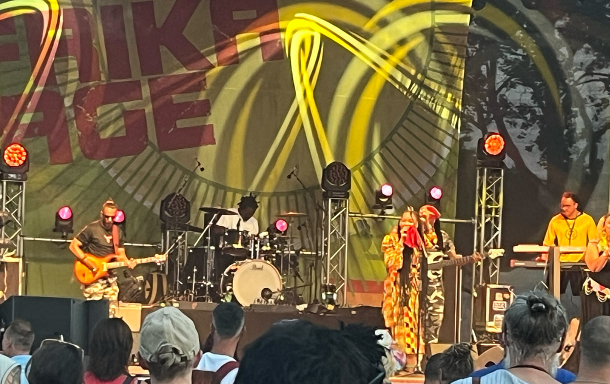 Umjubelter Auftritt von Nkulee Dube und Band