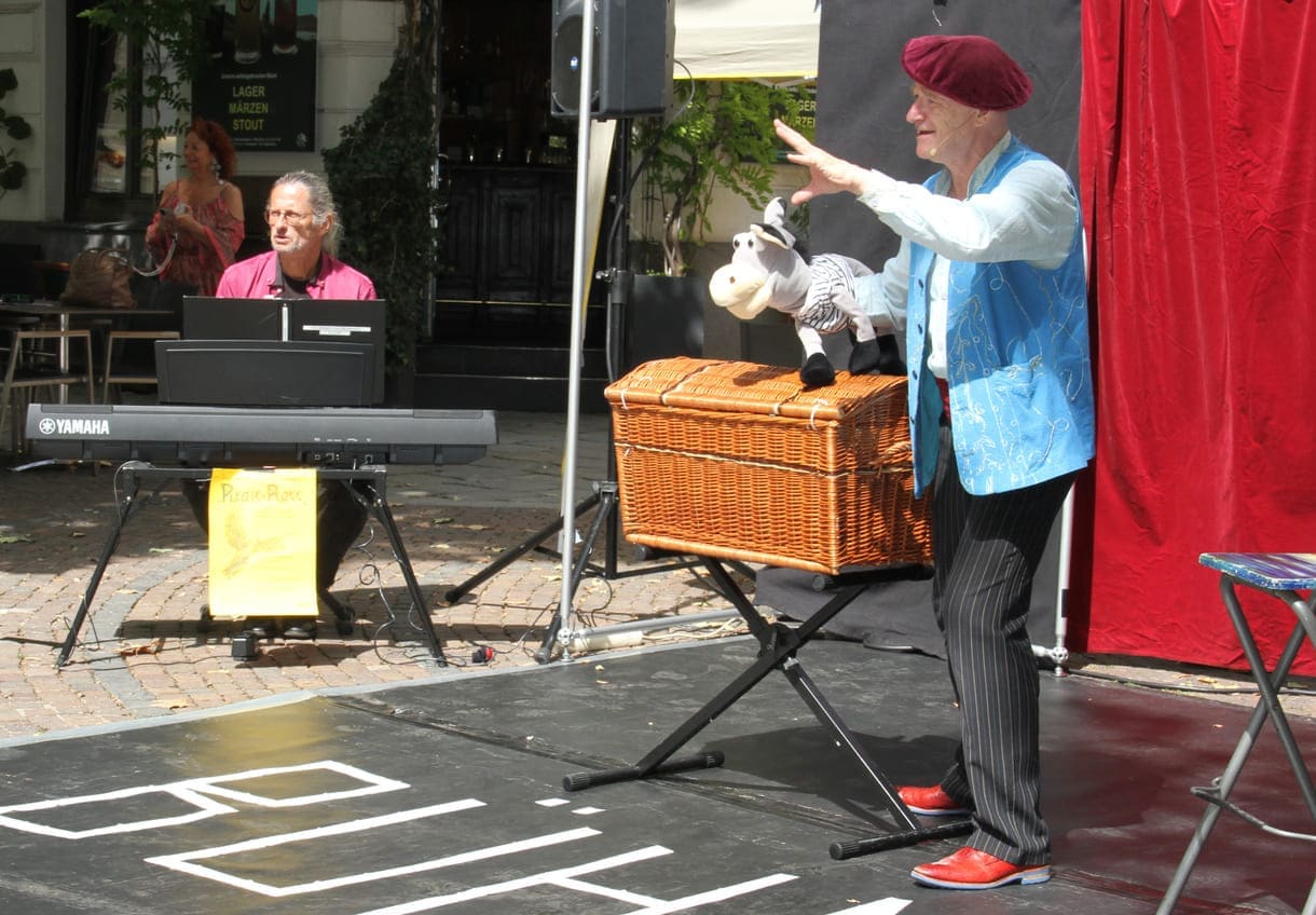 Der Schauspieler und die Kuscheltiere des Märchens von den Bremer Stadtmusikanten