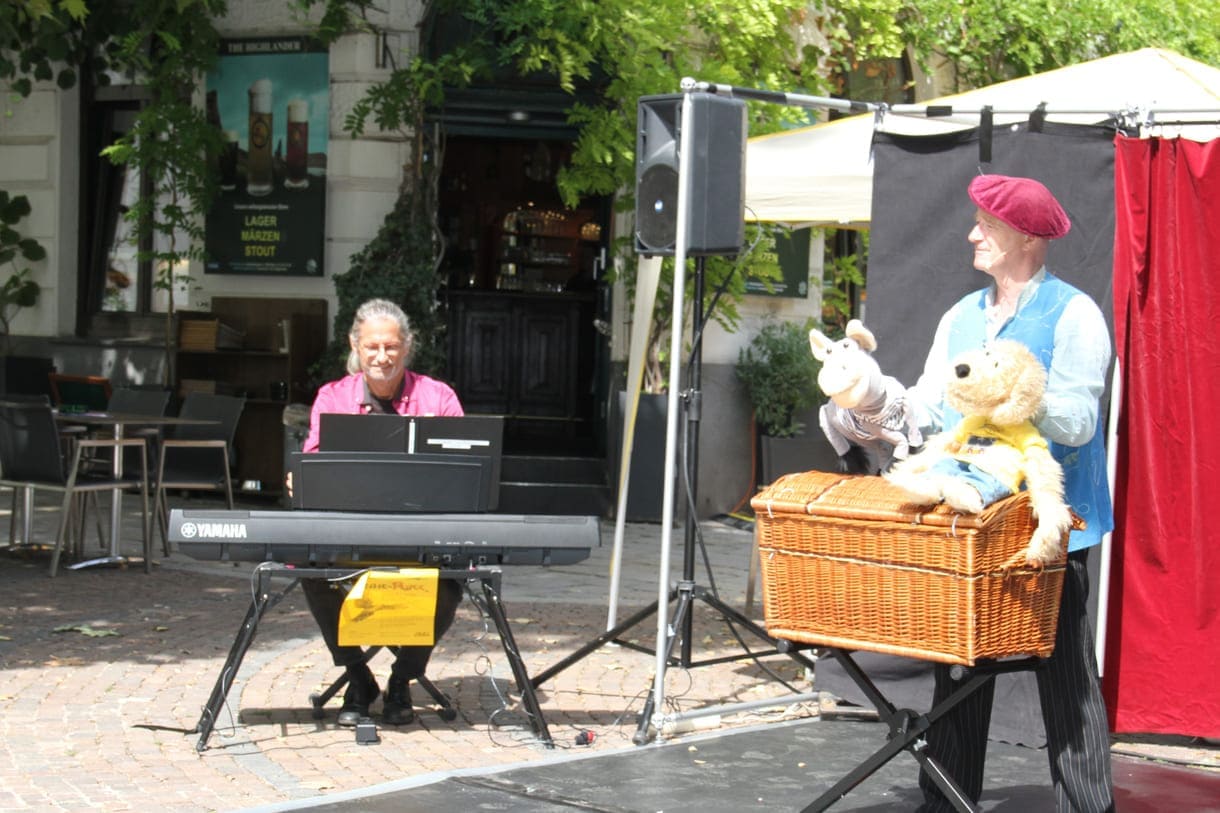 Der Schauspieler und die Kuscheltiere des Märchens von den Bremer Stadtmusikanten