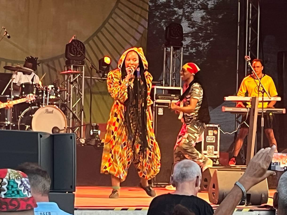 Umjubelter Auftritt von Nkulee Dube und Band