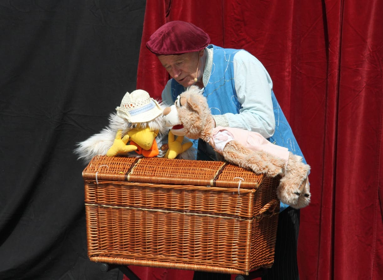 Der Schauspieler und die Kuscheltiere des Märchens von den Bremer Stadtmusikanten