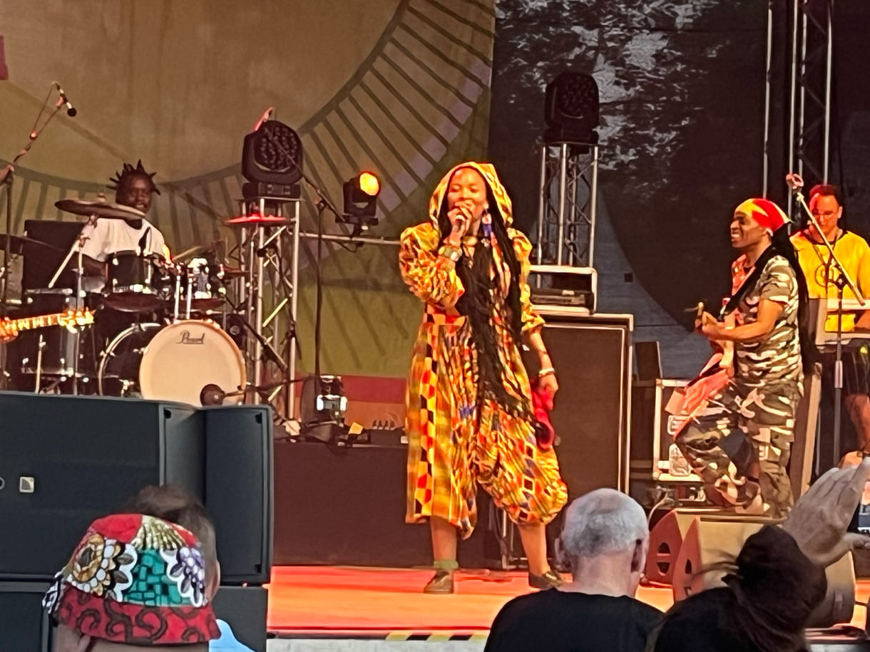 Umjubelter Auftritt von Nkulee Dube und Band