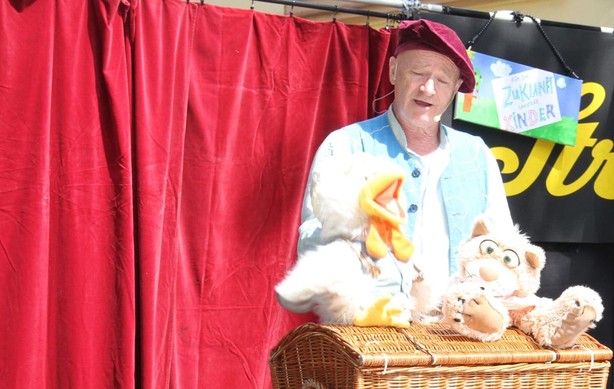 Der Schauspieler und die Kuscheltiere des Märchens von den Bremer Stadtmusikanten