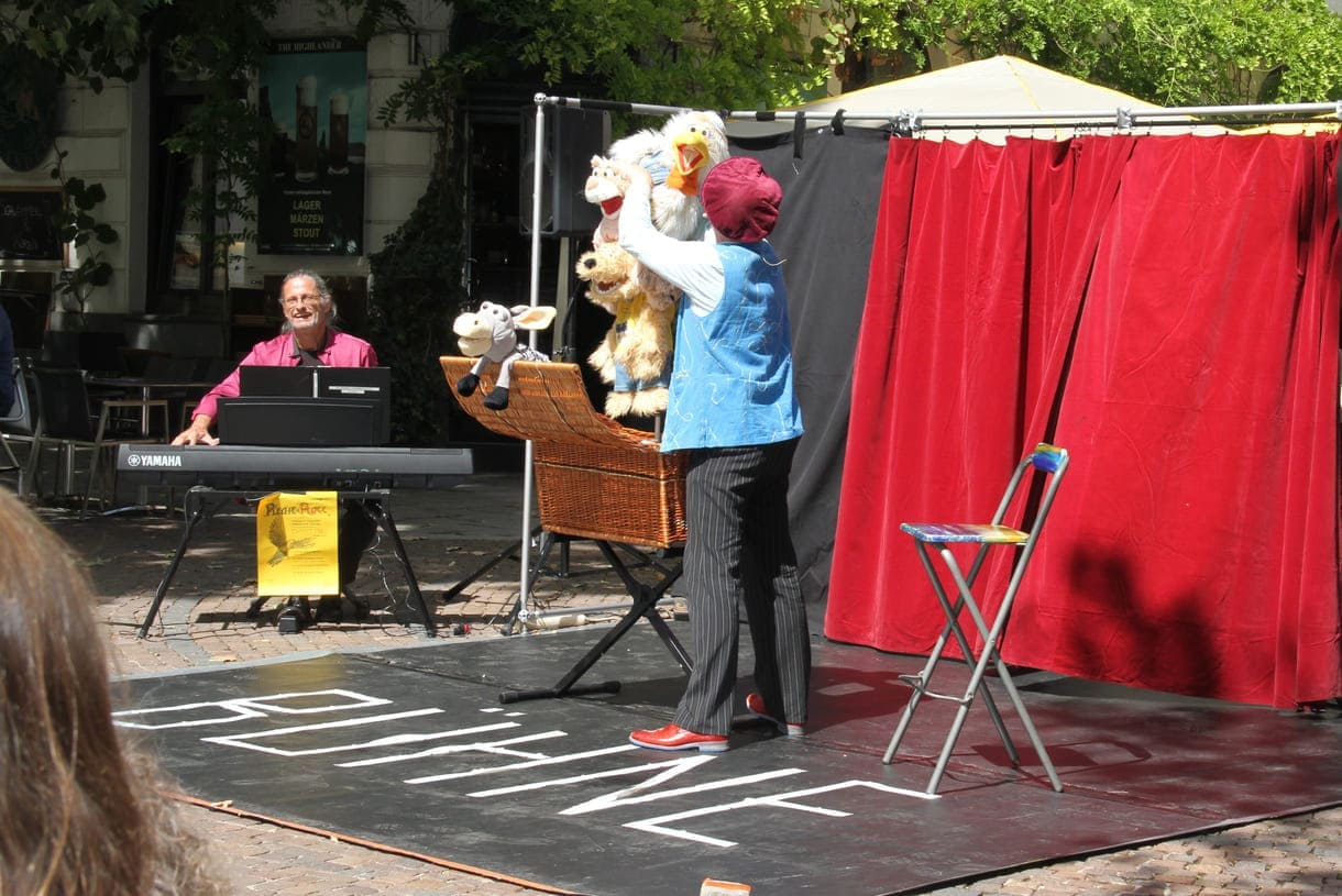 Der Schauspieler und die Kuscheltiere des Märchens von den Bremer Stadtmusikanten