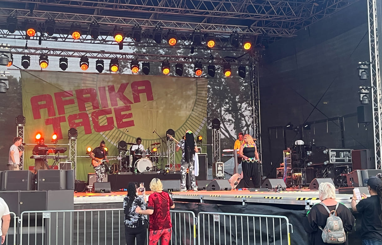 Umjubelter Auftritt von Nkulee Dube und Band