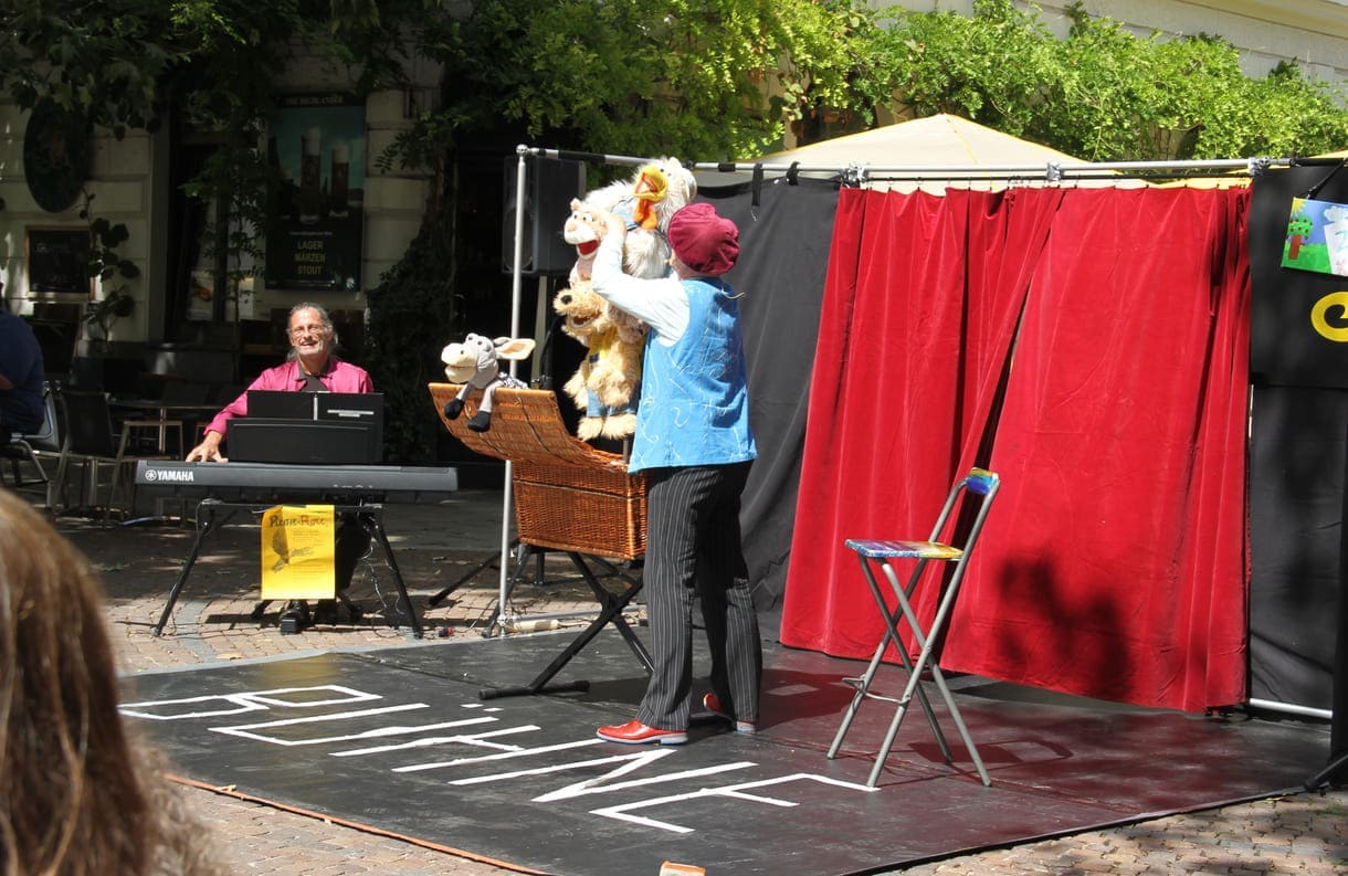 Der Schauspieler und die Kuscheltiere des Märchens von den Bremer Stadtmusikanten