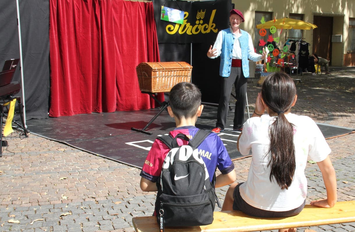 Bühnentheater und im Vordergrund Publikum