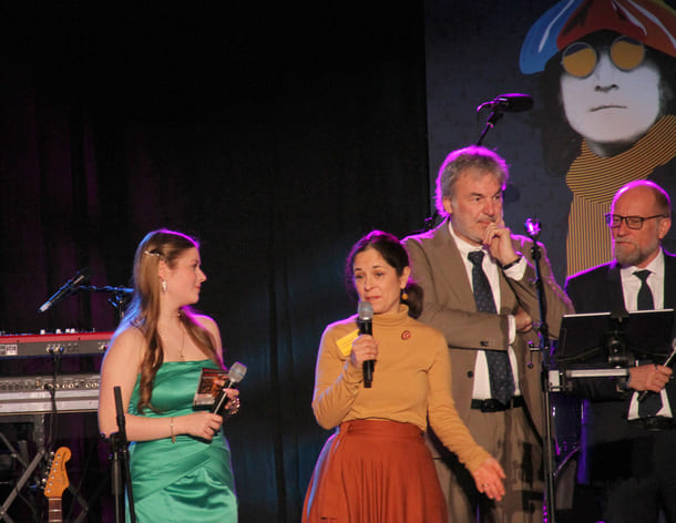 Bühneninterview der jugendlichen Moderatorin Cornelia Karl mit Entwicklungshilfeklub-GEschäftsführerin Brita Wilfling