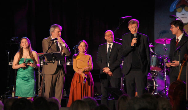 Bühneninterview des jugendlichen Moderators Florian Aurelio Neumayr mit dem Ex-Lehrer und Mit-Initiator des Theaterhotels, Helmut Kuchernig-Hoffmann