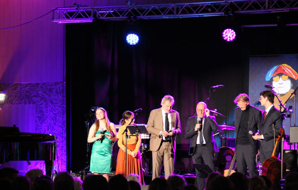 Bühneninterviews: Links und rechts die jugendlichen Moderator:innen Cornelia Karl und Florian Aurelio Neumayr, dazwischen Brita Wilfling (Entwicklungshilfeklub), Werner Schnabl, Modul-Schuldirektor, Martin Pfeifer (Direktor des Austria Trend Hotels Savoyen Vienna und Helmut Kuchernig-Hoffmann (Ex-Bergheidengassen-Lehrer und Co-Initiator des Theaterhotels - mit Schauspiellegende Otto Tausig)