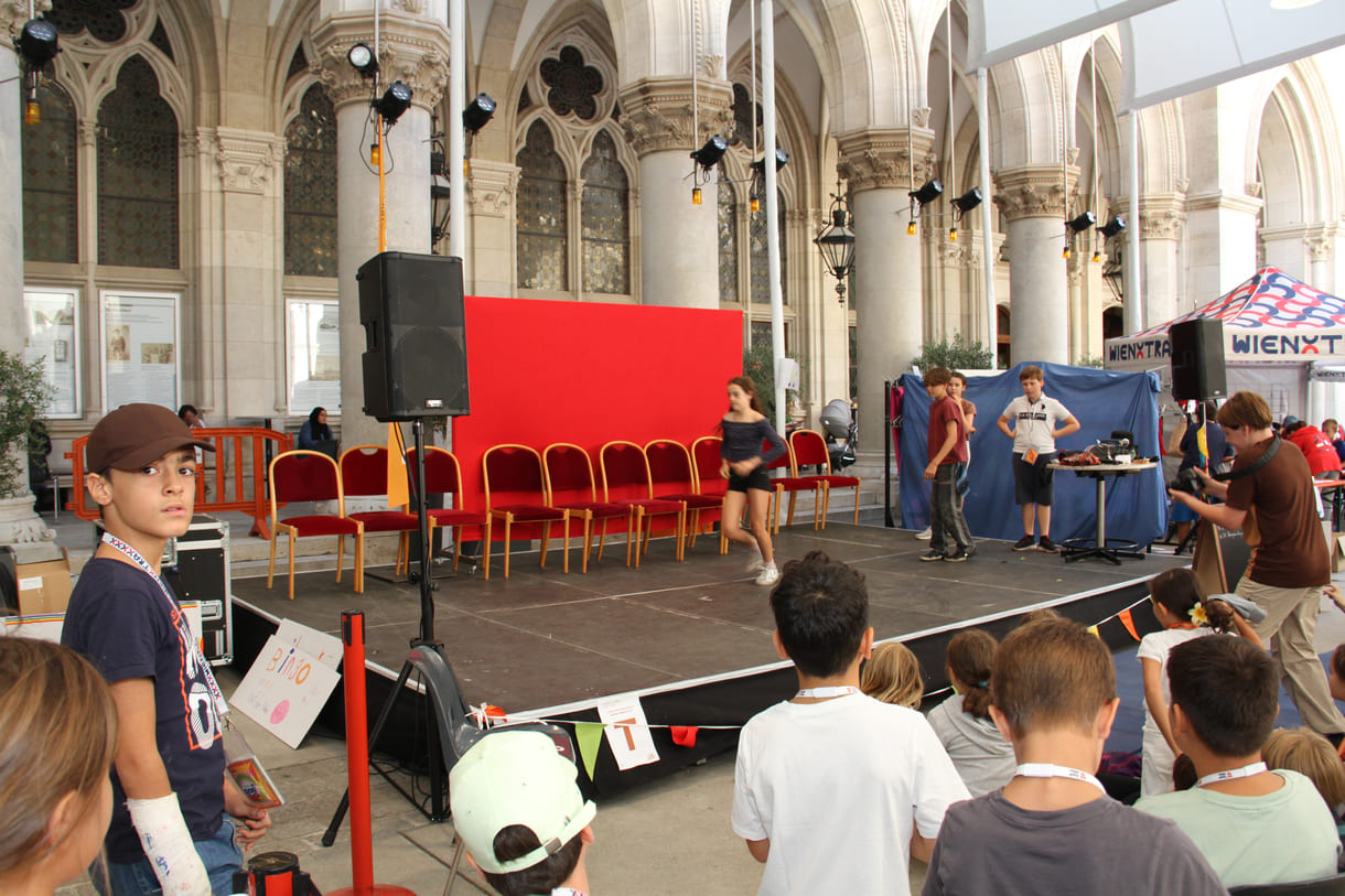 Kinder lieferten geniale Bühnenshows mit akrobatischen Kunststücken