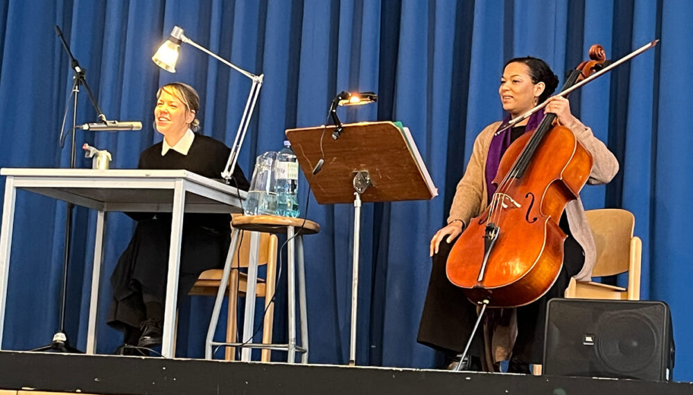 Jaska Lämmert liest aus Texten und Briefen von und an Jura Soyfer, Anna Starzinger spielt am Cello passende Musikstücke