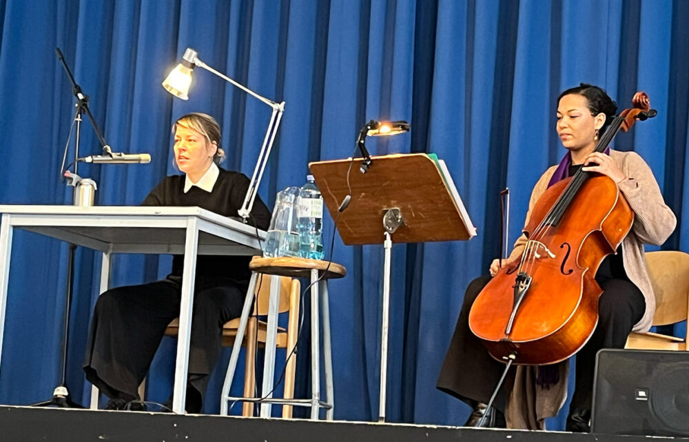 Jaska Lämmert liest aus Texten und Briefen von und an Jura Soyfer, Anna Starzinger spielt am Cello passende Musikstücke