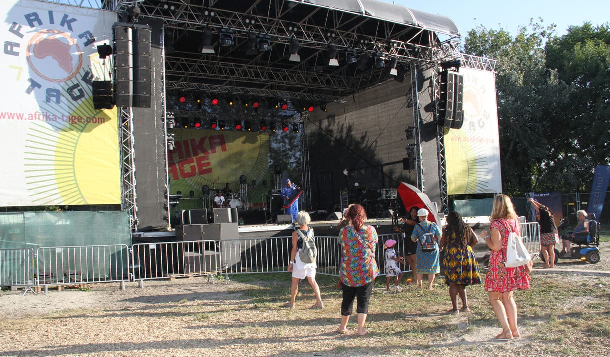 Selbst der Sound-Check auf der großen Bühne lädt einige Besucher:innen zum Tanzen ein