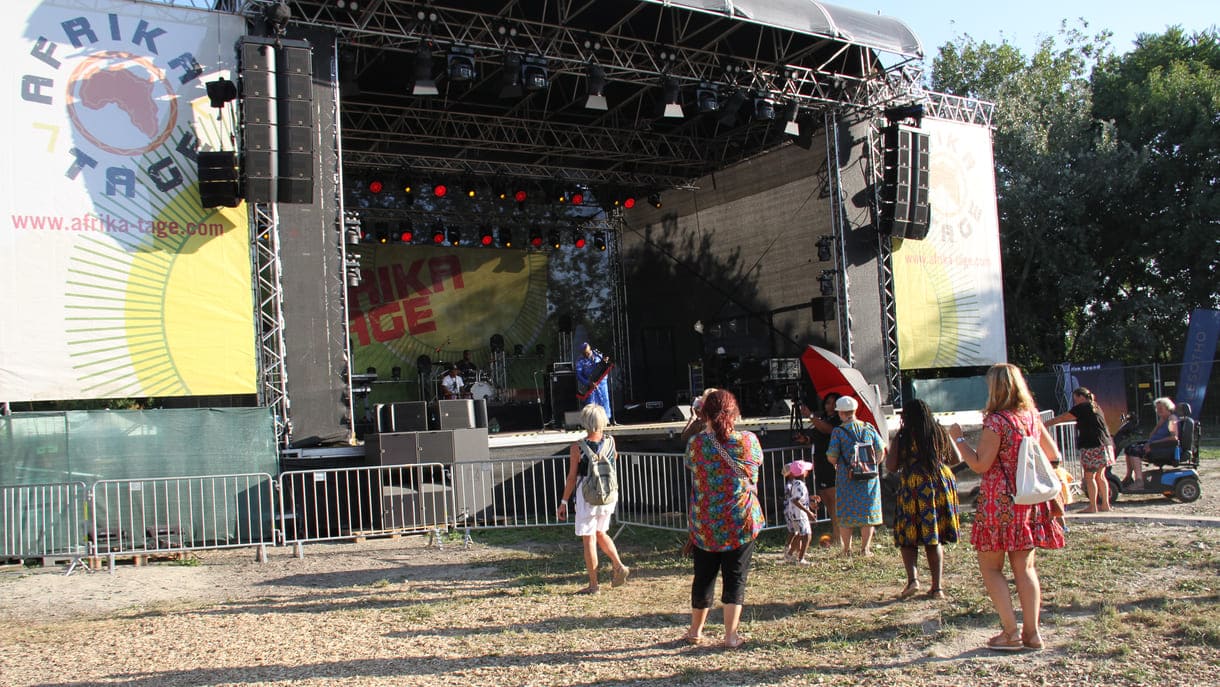 Selbst der Sound-Check auf der großen Bühne lädt einige Besucher:innen zum Tanzen ein