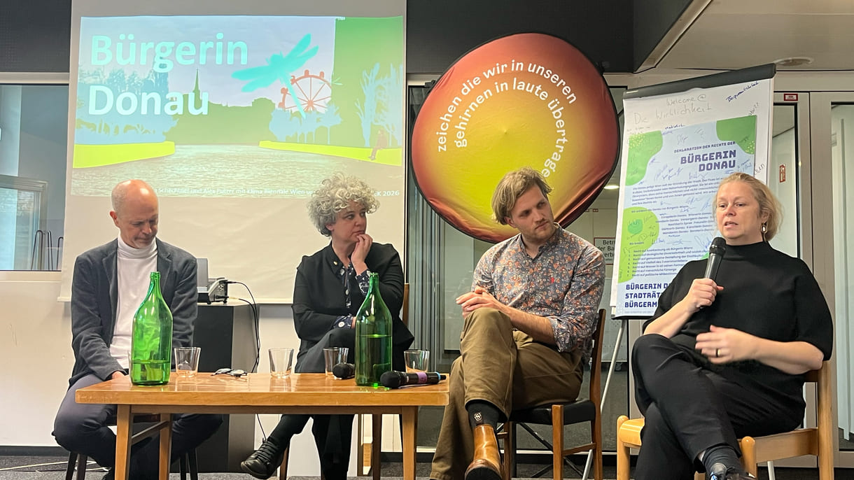 Podium zu Bürgerin Donau: Erwin K. Bauer (Designer und Landwirt), Isabelle Blanc (Szenographin und Kuratorin der Buchhandlung Musette, Alex Putzer (Wissenschaftler u.a. Ney Yorker Juridische Uni, deutsche Meeresstiftung), Katja Schechtner (Stadtforscherin und -bauerin), moderiert von Wojciech Czaja (DerStandard-Journalist)