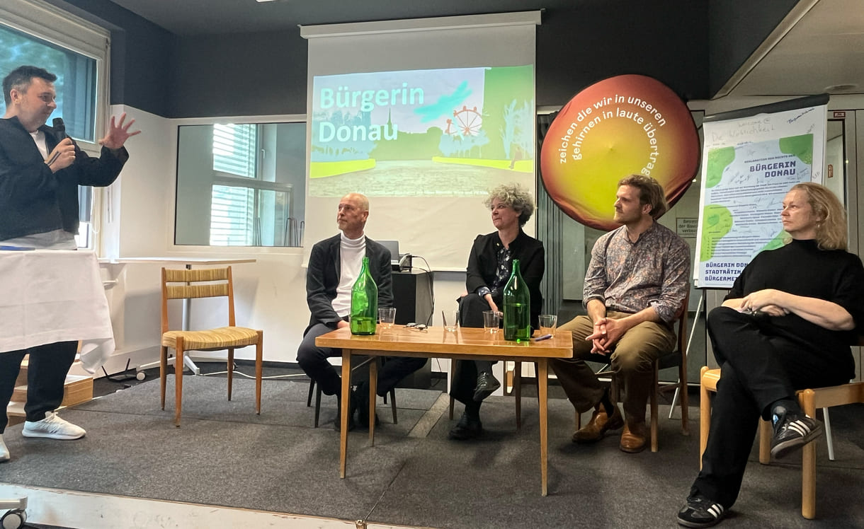 Podium zu Bürgerin Donau: Erwin K. Bauer (Designer und Landwirt), Isabelle Blanc (Szenographin und Kuratorin der Buchhandlung Musette, Alex Putzer (Wissenschaftler u.a. Ney Yorker Juridische Uni, deutsche Meeresstiftung), Katja Schechtner (Stadtforscherin und -bauerin), moderiert von Wojciech Czaja (DerStandard-Journalist)
