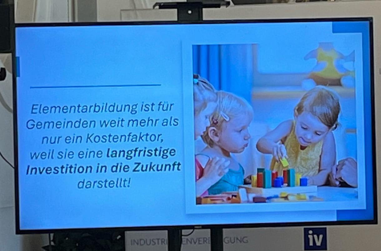 Nicole Leitenmüller, Bürgermeisterin von Lembach (OÖ) präsentiert das von ihr iniitierte Pilotprojekt für die Kinder von vier Gemeinden