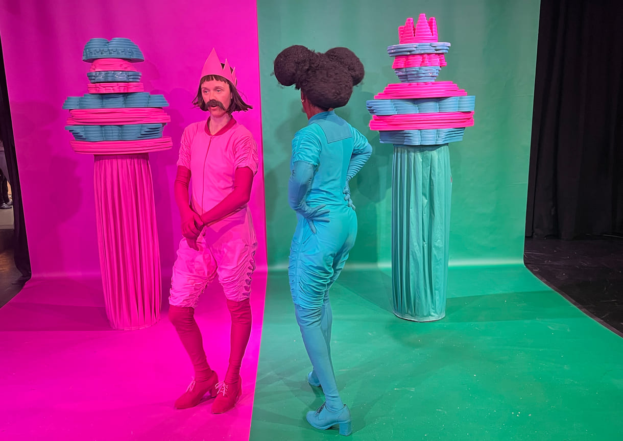 Nach der Show posen die beiden Performerinnen gern für Fotos