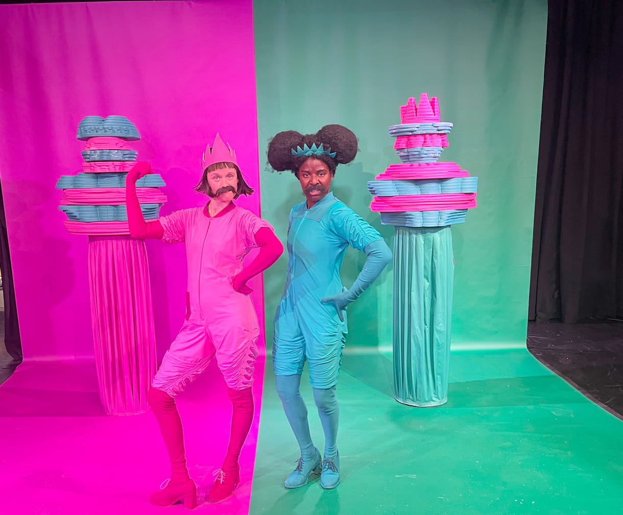 Nach der Show posen die beiden Performerinnen gern für Fotos