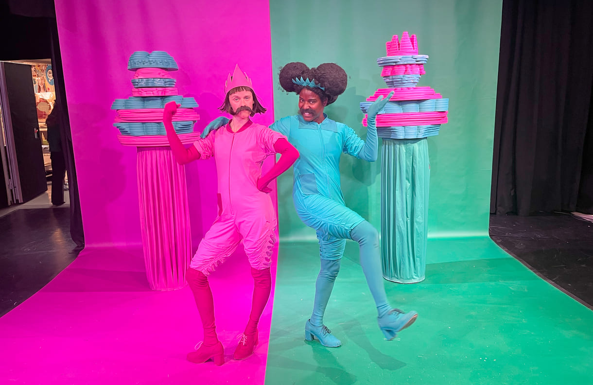 Nach der Show posen die beiden Performerinnen gern für Fotos