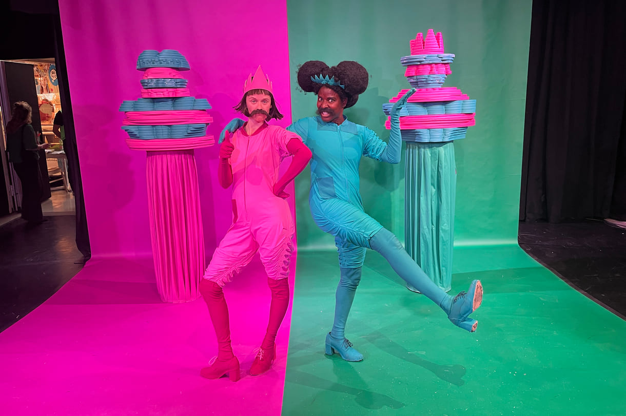 Nach der Show posen die beiden Performerinnen gern für Fotos