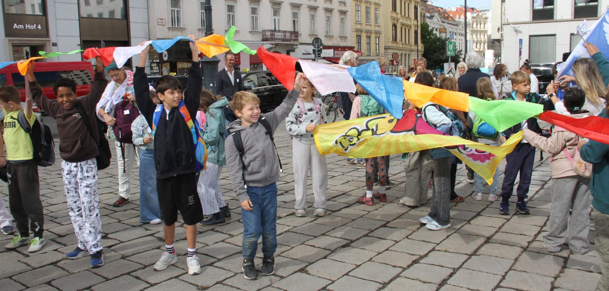 Mehrsprachige Friedenstransparente und bunte Fähnchen