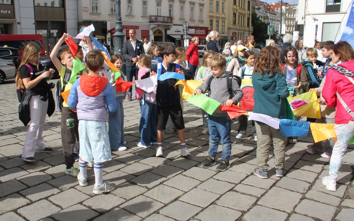 Mehrsprachige Friedenstransparente und bunte Fähnchen