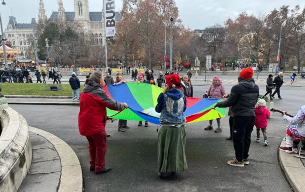 Bunter Protest vorm Wiener Burgtheater für den Erhalt des Kulturzentrums Amerlinkhaus am Spittelberg in Wien-Neubau
