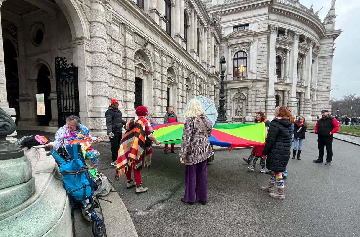 Bunter Protest vorm Wiener Burgtheater für den Erhalt des Kulturzentrums Amerlinkhaus am Spittelberg in Wien-Neubau