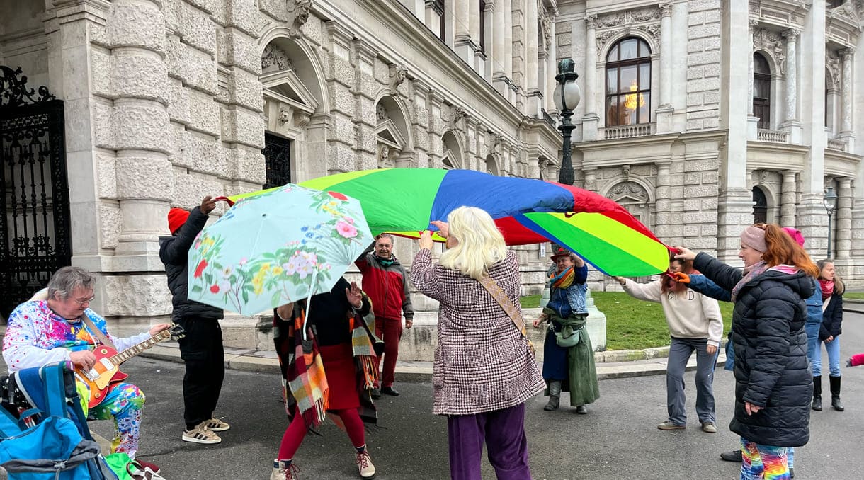 Bunter Protest vorm Wiener Burgtheater für den Erhalt des Kulturzentrums Amerlinkhaus am Spittelberg in Wien-Neubau