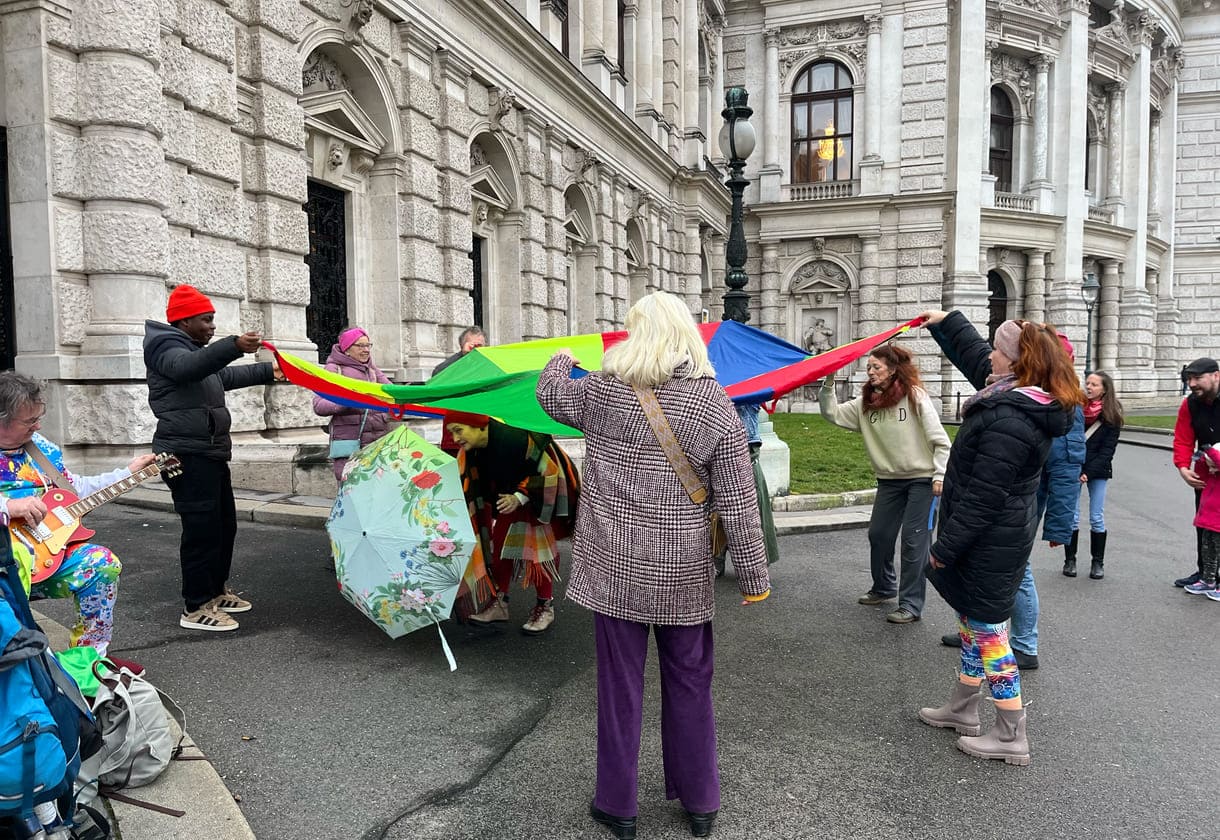 Bunter Protest vorm Wiener Burgtheater für den Erhalt des Kulturzentrums Amerlinkhaus am Spittelberg in Wien-Neubau