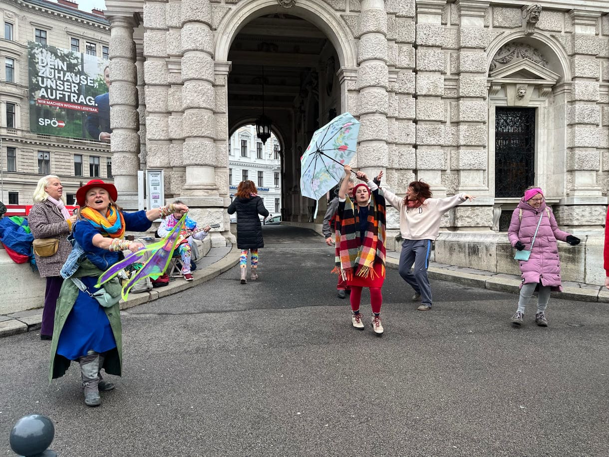 Bunter Protest vorm Wiener Burgtheater für den Erhalt des Kulturzentrums Amerlinkhaus am Spittelberg in Wien-Neubau