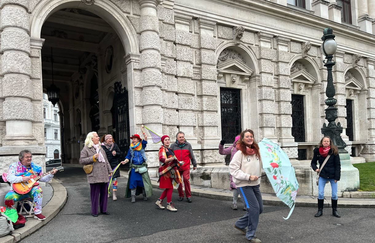 Bunter Protest vorm Wiener Burgtheater für den Erhalt des Kulturzentrums Amerlinkhaus am Spittelberg in Wien-Neubau