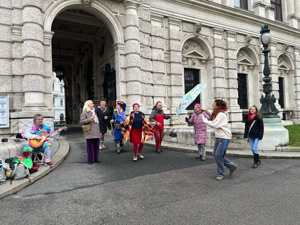 Bunter Protest vorm Wiener Burgtheater für den Erhalt des Kulturzentrums Amerlinkhaus am Spittelberg in Wien-Neubau
