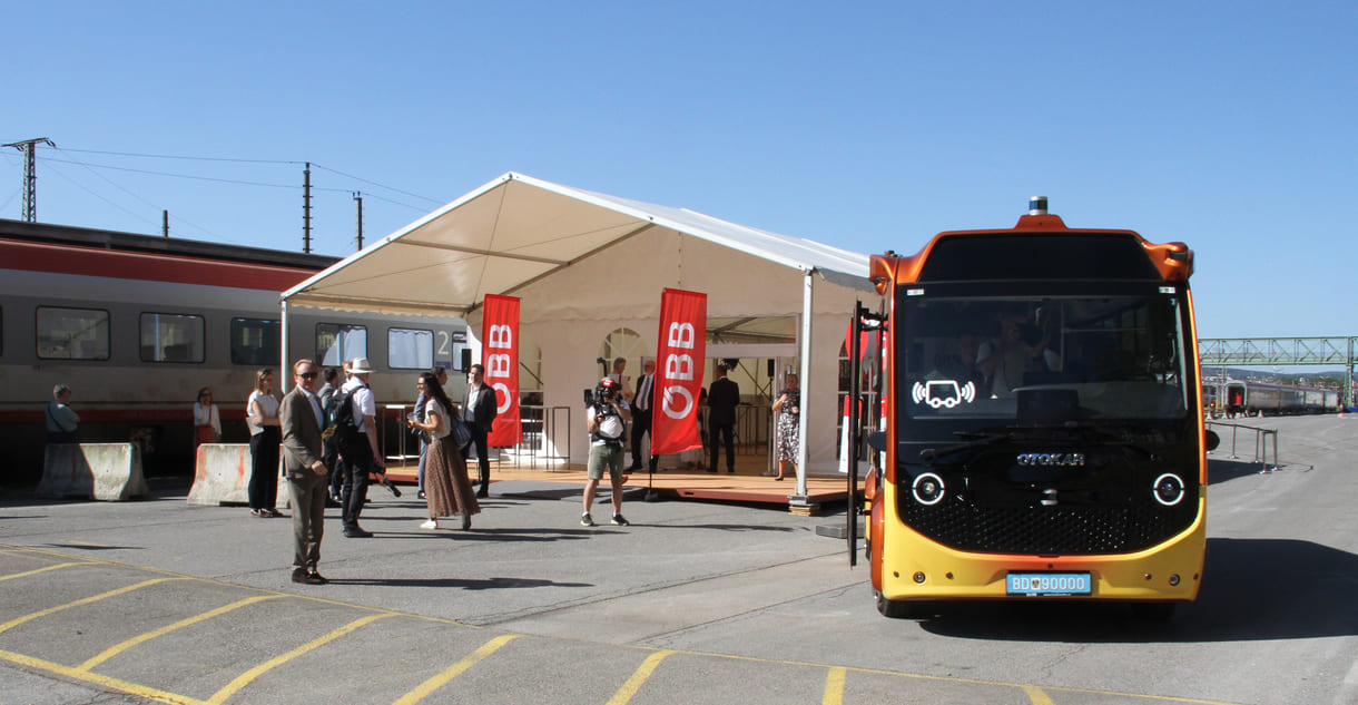 Der autonome Bus neben einem für den Medientermin aufgestellten Zelt