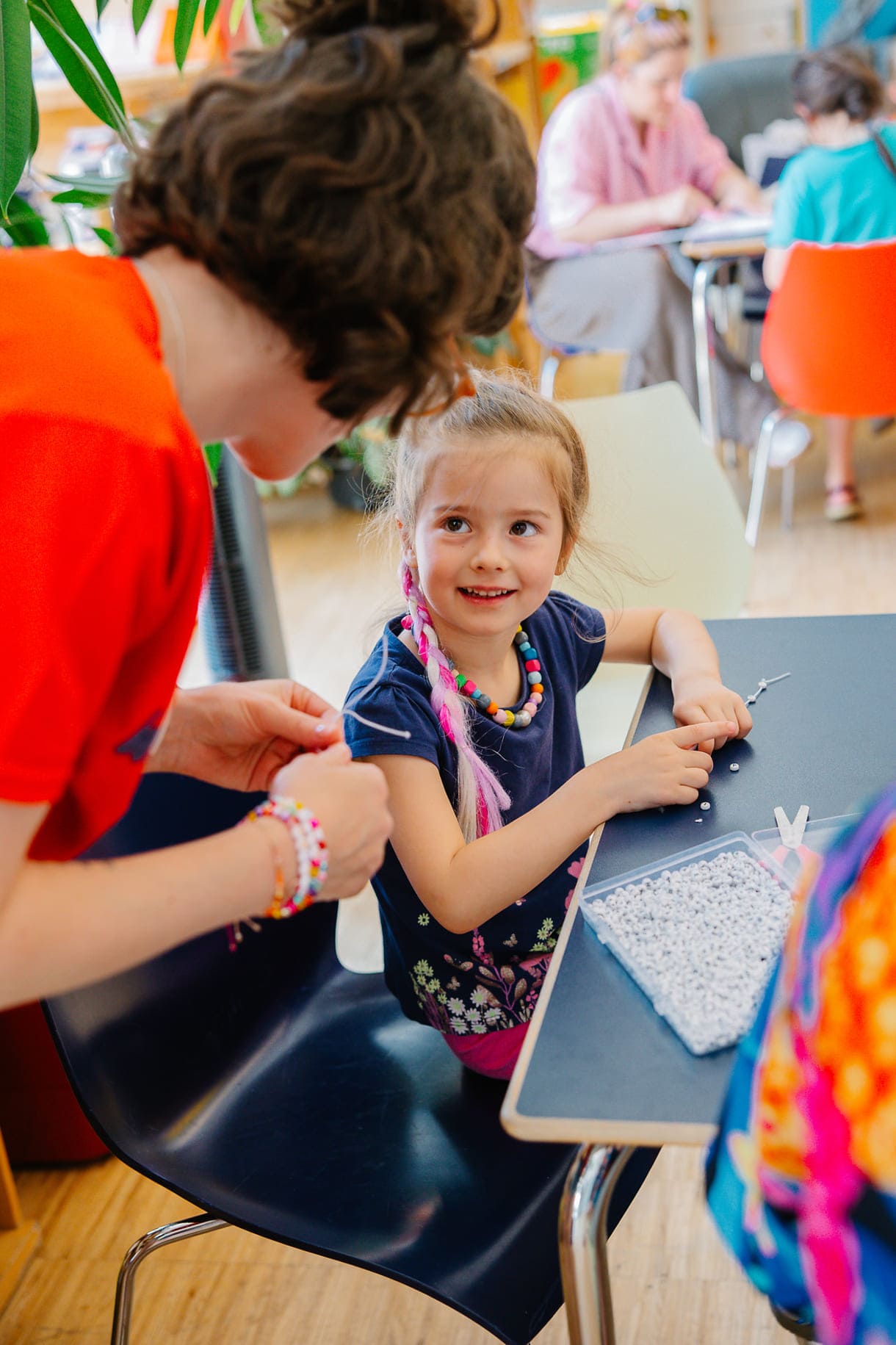 Familien beim ESC-Fan-Armband-Basteln in der Kinderinfo