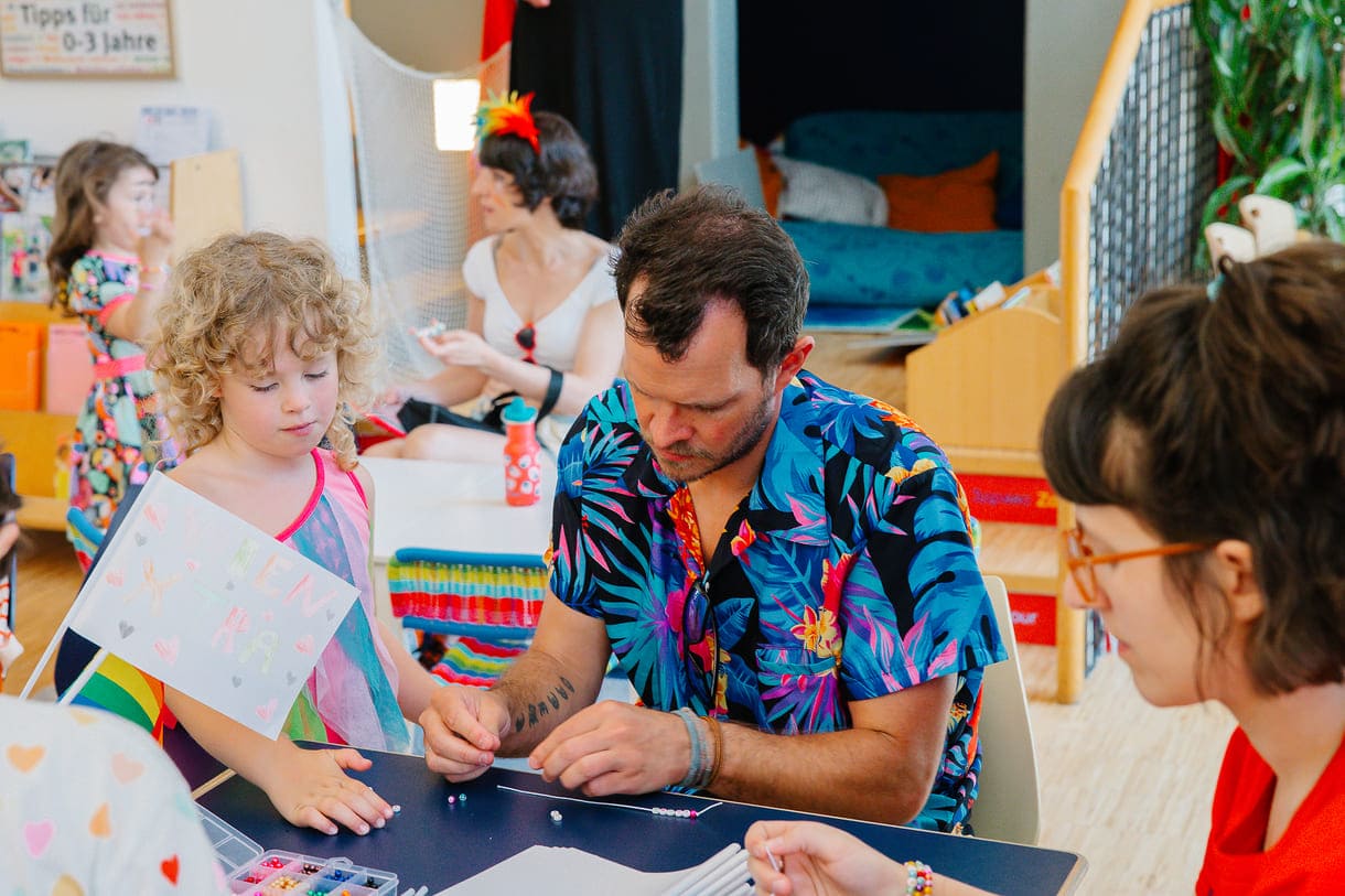 Familien beim ESC-Fan-Armband-Basteln in der Kinderinfo