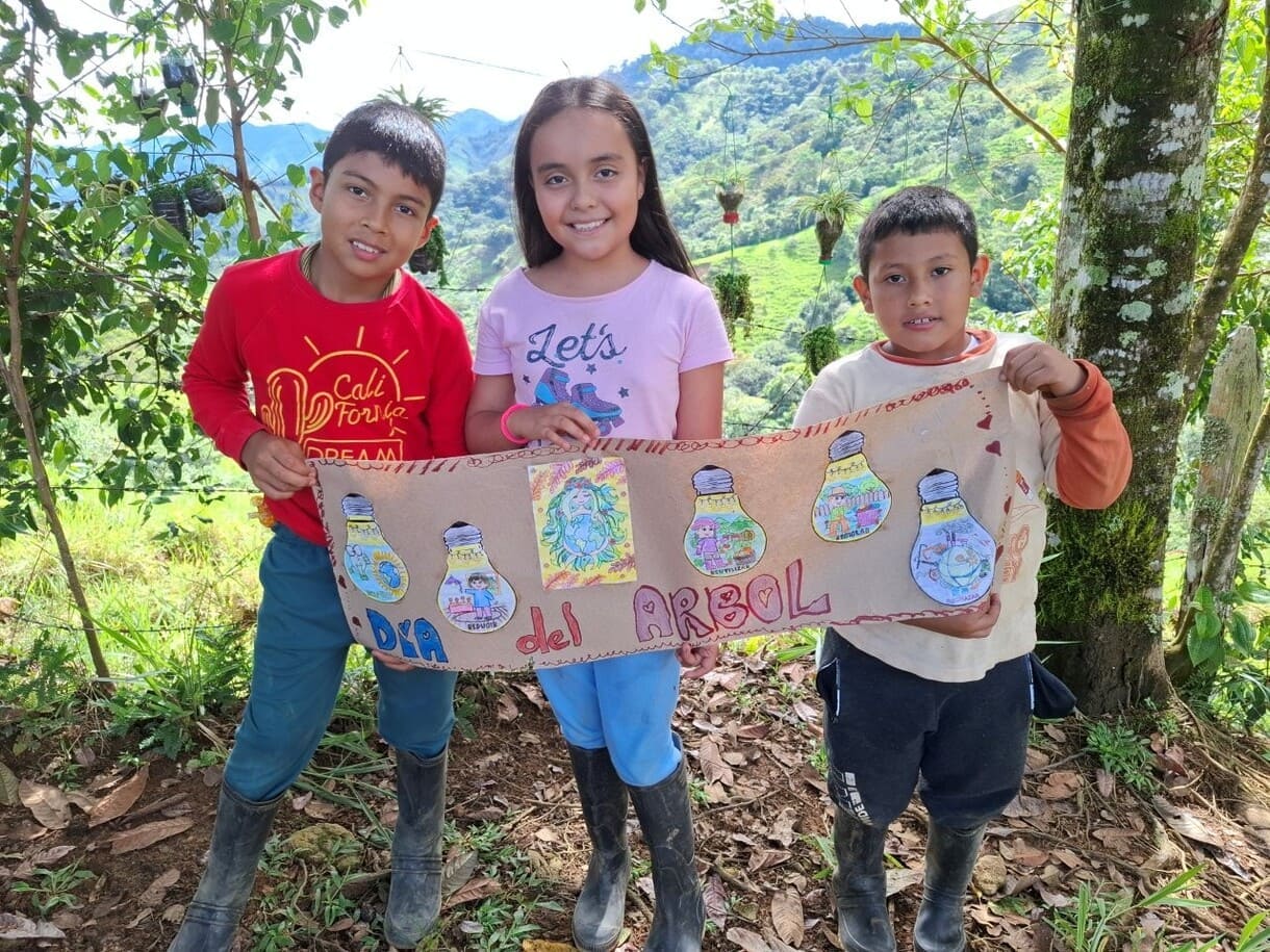 Kinder aus dem Projektumfeld von Corporación Colombia Joven in Kolumbien zeigen, was ihnen wichtig ist: Natur, Gemeinschaft und eine Zukunft, die sie selbst mitgestalten können.