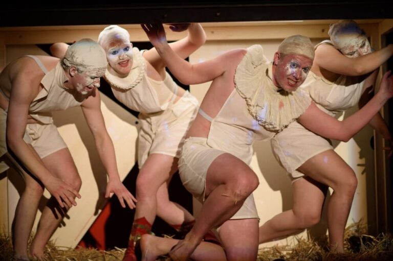 Szenenfoto aus "Café Populaire" auf der Studiobühne des Linzer Landestheaters