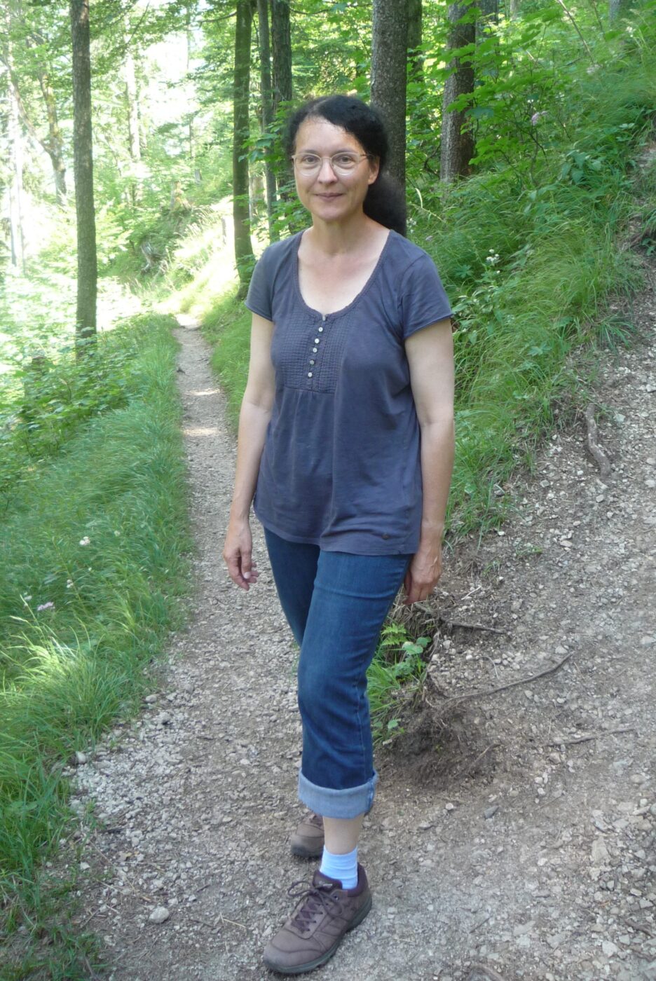 Die Autorin bei einem Waldspaziergang